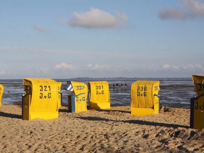 Strandkörbe am Strand von Cuxhaven-Duhnen mit Blick Richtung Neuwerk