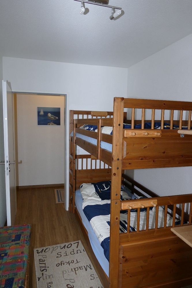 Schlafzimmer mit Fensteransicht der Ferienwohnung Hohe Lith 2.07