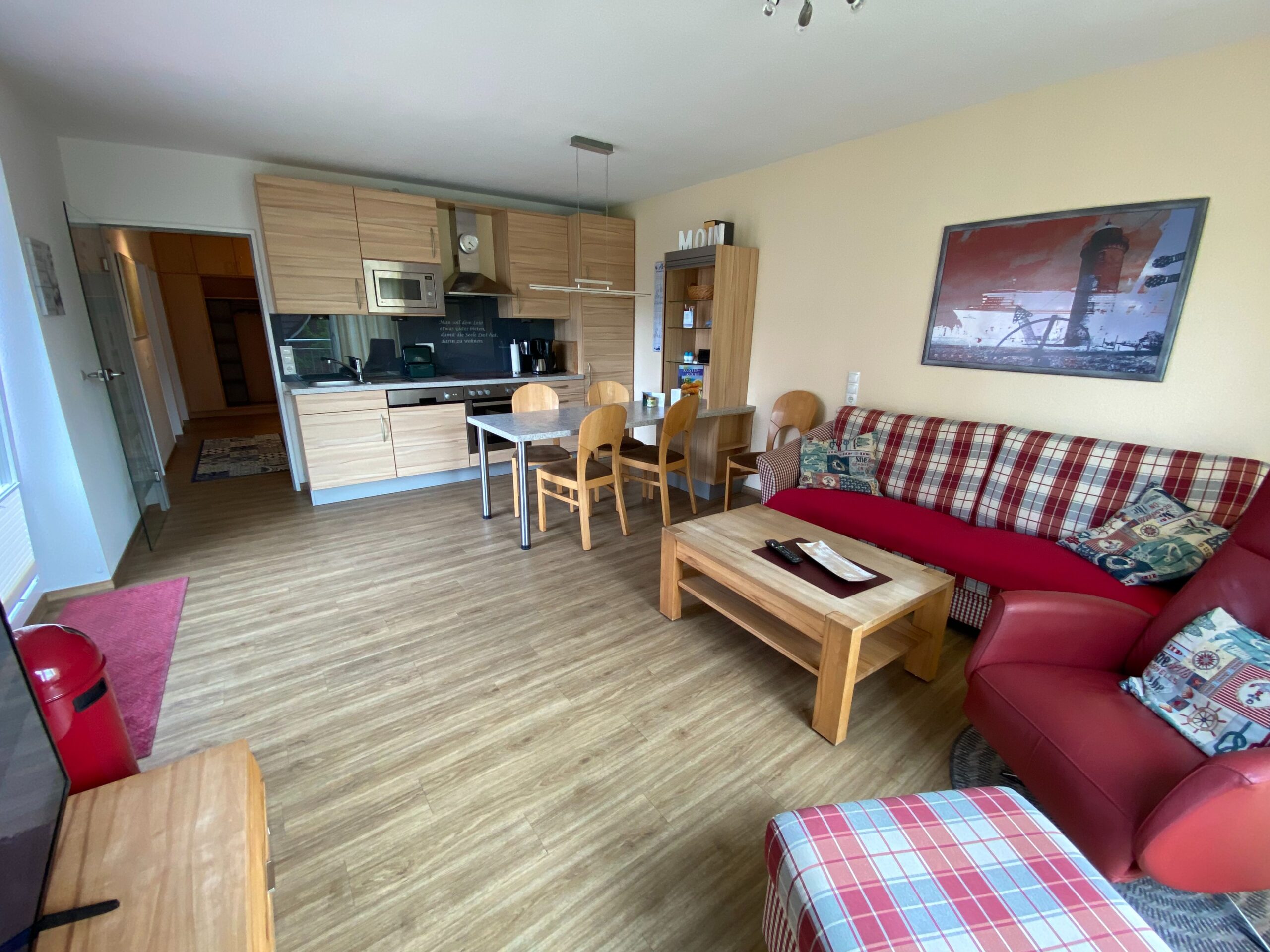 Wohn- und Essbereich mit offener Küche der Ferienwohnung Hohe Lith 2.07
