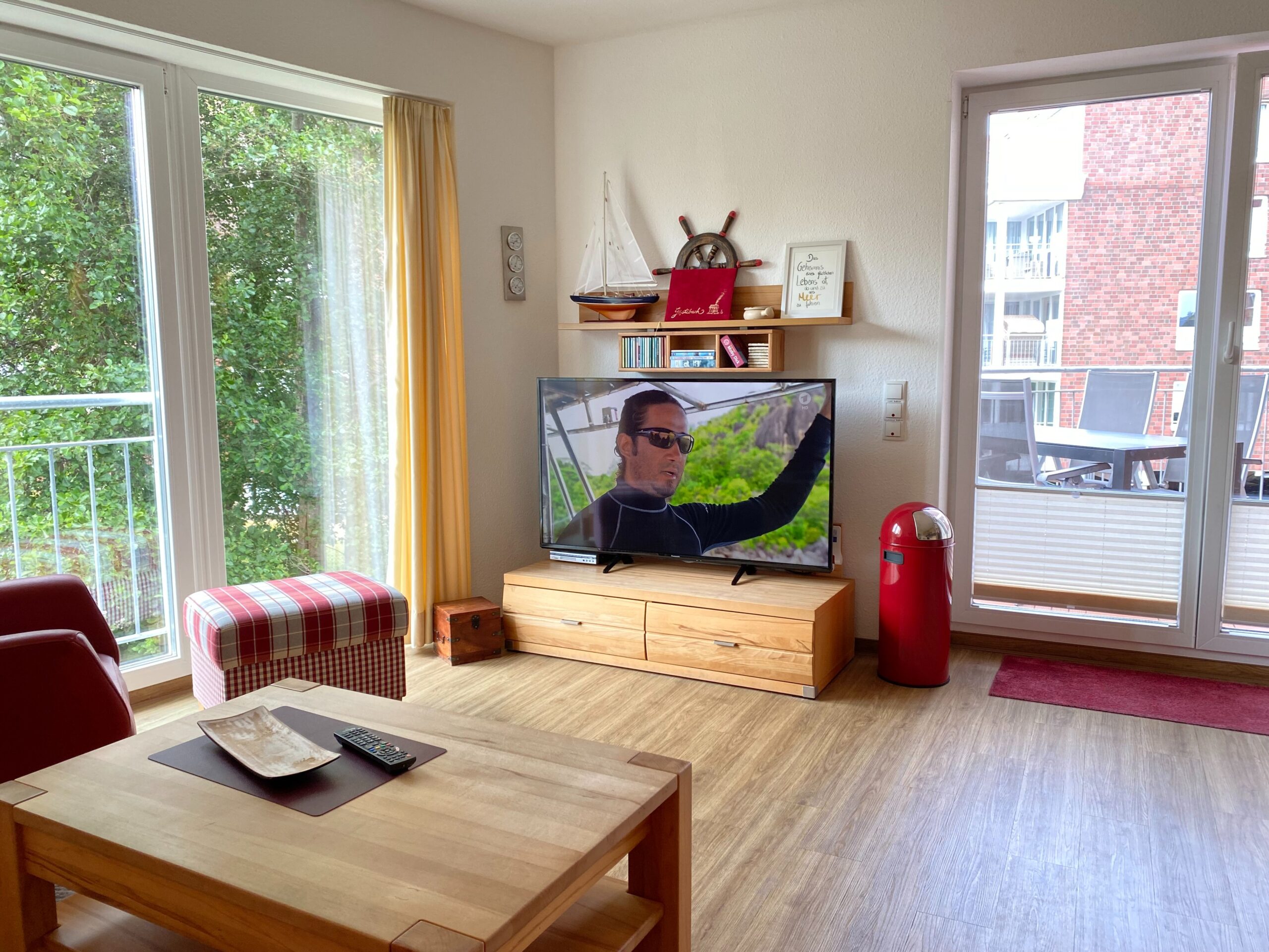Wohnbereich mit Balkonzugang der Ferienwohnung Hohe Lith 2.07